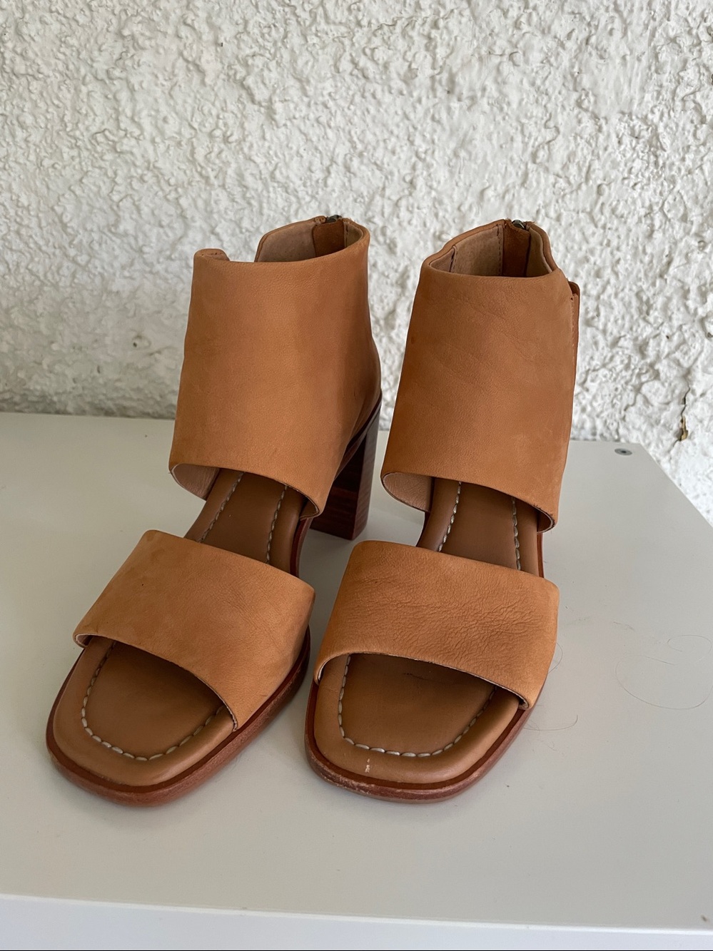 Sofft Sinclair Cut Out Sandal  Size 7.5  Nubuck Block Heel Back Zip Open Toe